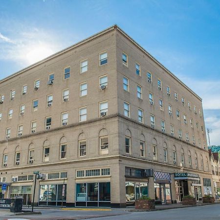 The Mountaineer Hotel Williamson エクステリア 写真