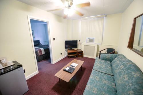 The Mountaineer Hotel Williamson エクステリア 写真