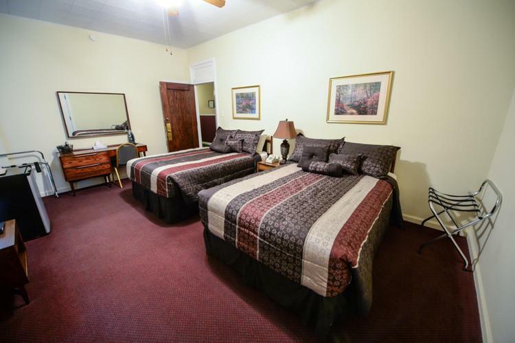The Mountaineer Hotel Williamson エクステリア 写真